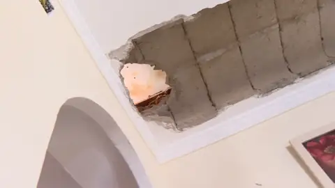 Un rayo impacta contra una vivienda en Carmona (Sevilla) y provoca un agujero en el techo Un rayo impacta contra una vivienda en Carmona (Sevilla) y provoca un agujero en el techo