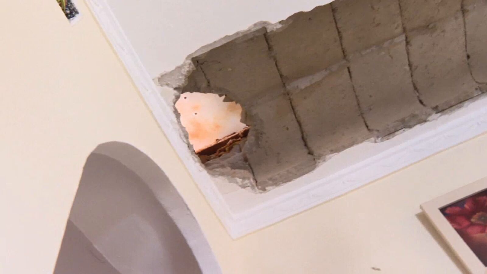 Un rayo impacta contra una vivienda en Carmona, Sevilla, y provoca un agujero en el techo 