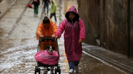 ¿Pueden afectar tantos días de lluvia a nuestro estado de ánimo? Salimos a la calle a comprobarlo... ¿Pueden afectar tantos días de lluvia a nuestro estado de ánimo? Salimos a la calle a comprobarlo...