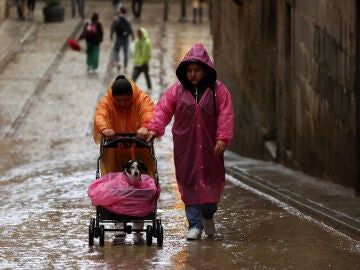 ¿Pueden afectar tantos días de lluvia a nuestro estado de ánimo? Salimos a la calle a comprobarlo...