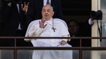 El papa saluda desde la ventana del hospital