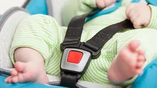 Niño pequeño dentro de un coche Niño pequeño dentro de un coche