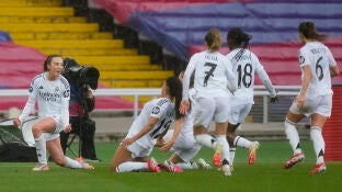 Las jugadoras del Real Madrid celebran el gol de Weir en Montjuic