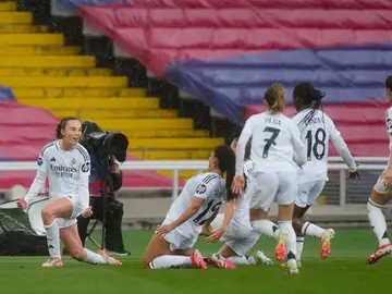 Las jugadoras del Real Madrid celebran el gol de Weir en Montjuic Las jugadoras del Real Madrid celebran el gol de Weir en Montjuic