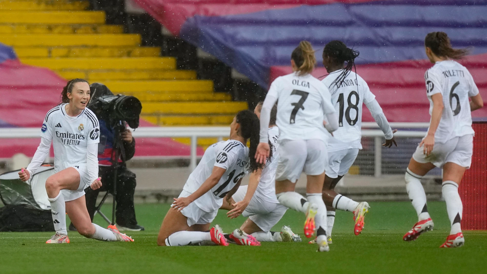 Las jugadoras del Real Madrid celebran el gol de Weir en Montjuic Las jugadoras del Real Madrid celebran el gol de Weir en Montjuic
