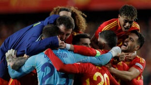 Los jugadores de Espa&ntilde;a celebran la victoria ante Pa&iacute;ses Bajos en la tanda de penaltis