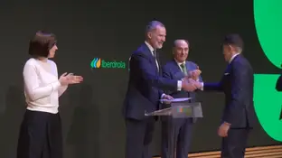 El Rey hace entrega de las 'Becas Iberdrola', un programa para impulsar el talento y la formación de excelencia El Rey hace entrega de las 'Becas Iberdrola', un programa para impulsar el talento y la formación de excelencia
