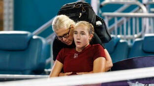 Andreeva es atendida durante el partido ante Anisimova en Miami