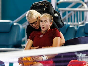 Andreeva es atendida durante el partido ante Anisimova en Miami