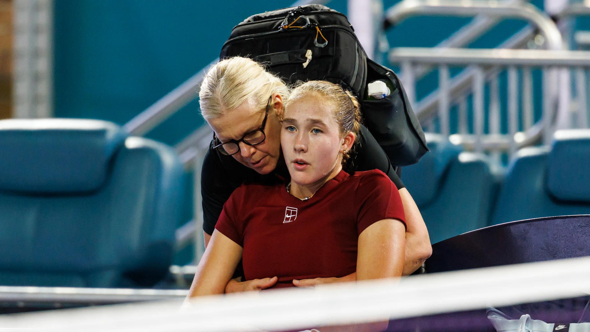 Andreeva es atendida durante el partido ante Anisimova en Miami Andreeva es atendida durante el partido ante Anisimova en Miami
