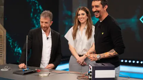Nauronas metálicas: así es el experimeinto que ha dejado perplejo a Blanca Suárez Nauronas metálicas: así es el experimeinto que ha dejado perplejo a Blanca Suárez