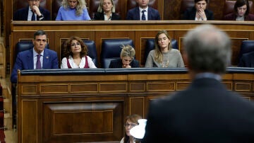 Pedro Sánchez escucha la intervención de Alberto Núñez Feijóo