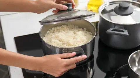 Hacer arroz en una olla Hacer arroz en una olla