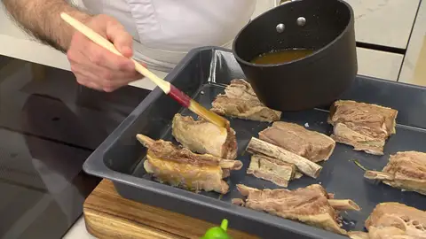 Unta la carne y hornéala Unta la carne y hornéala