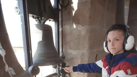 Antón, el campanero más joven de Galicia Antón, el campanero más joven de Galicia