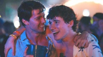 Patrick Schwarzenegger y Sam Nivola com Saxon y Lochlan en The White Lotus 3