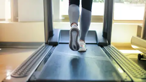 Persona corriendo en una cinta Persona corriendo en una cinta