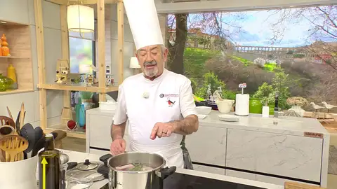 Sazona el agua y añade la cabeza de ajos y las ramas de romero Sazona el agua y añade la cabeza de ajos y las ramas de romero