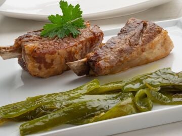 Costilla de ternera asada con pimientos verdes