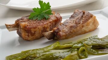 Costilla de ternera asada con pimientos verdes