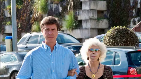 Cayetano Martínez de Irujo, y su madre, la Duquesa de Alba, en 2009 Cayetano Martínez de Irujo, y su madre, la Duquesa de Alba, en 2009