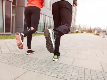Una pareja andando Una pareja andando