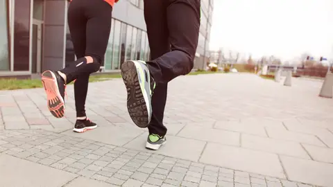 Una pareja andando Una pareja andando