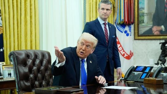 El secretario de Defensa de EE.UU., Pete Hegseth, detr&aacute;s del presidente, Donald Trump.