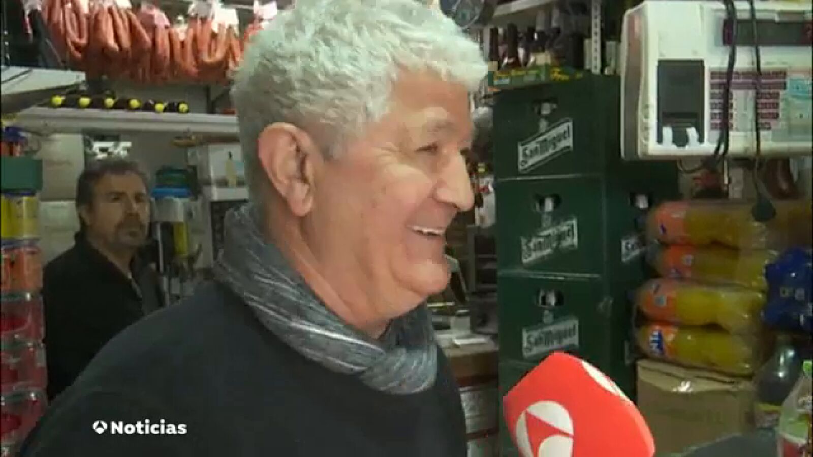 Un hombre encuentra 18.000 euros en un contenedor y los devuelve: el empleado de un bar los tiró por error a la basura