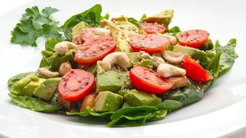 Karlos Arguiñano: "Una ensalada curiosa y apetecible de espinacas con pollo, anacardos y aguacate" Karlos Arguiñano: "Una ensalada curiosa y apetecible de espinacas con pollo, anacardos y aguacate"