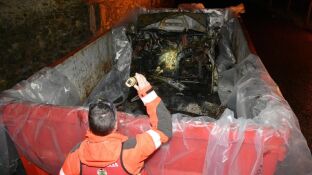 Los bomberos sofocando el fuego 