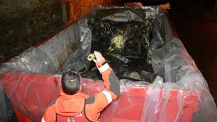 Los bomberos sofocando el fuego Los bomberos sofocando el fuego
