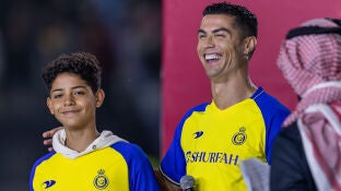 Cristiano Ronaldo Jr. junto a su padre