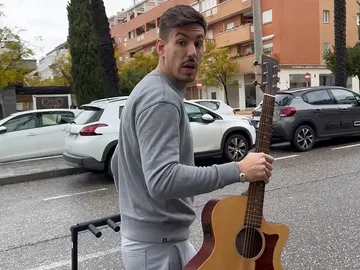 Luitingo recogiendo sus cosas de casa de Jessica Bueno Luitingo recogiendo sus cosas de casa de Jessica Bueno