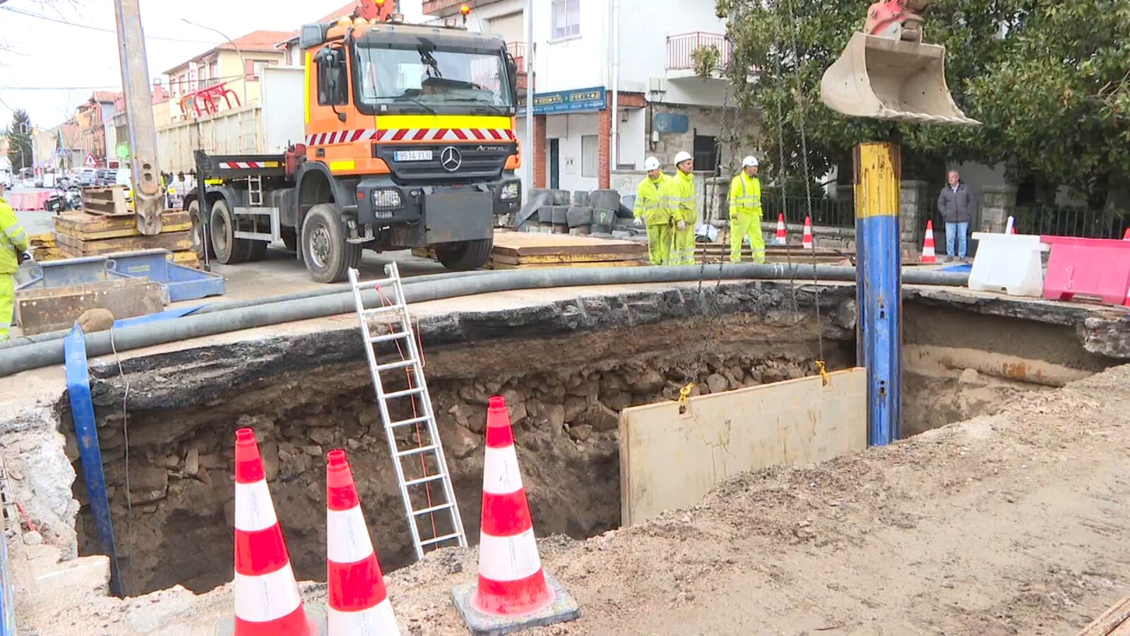Óscar Puente y el Ayuntamiento de El Espinar, enfrentados por un socavón y un peaje