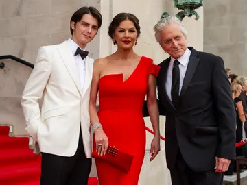 Catherine Zeta-Jones y Michael Douglas con su hijo Dylan Catherine Zeta-Jones y Michael Douglas con su hijo Dylan
