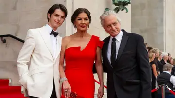 Catherine Zeta-Jones y Michael Douglas con su hijo Dylan Catherine Zeta-Jones y Michael Douglas con su hijo Dylan