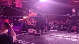 Momento en el que Jack Harrop electrocuta a su padre en el ring