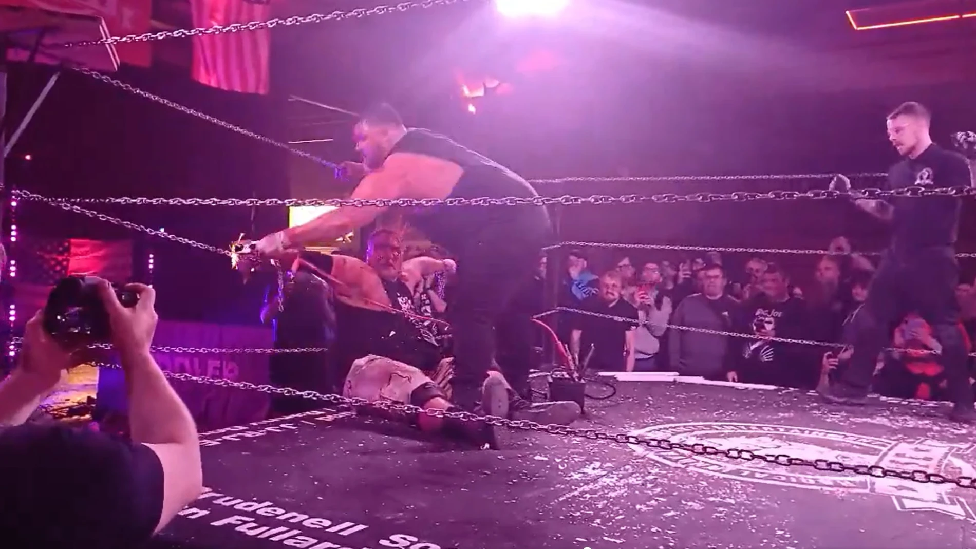 Momento en el que Jack Harrop electrocuta a su padre en el ring Momento en el que Jack Harrop electrocuta a su padre en el ring