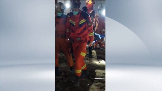 Imagen del rescate de un anciano en China tras los terremotos.