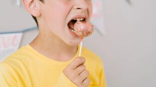 Imagen de archivo de un ni&ntilde;o comiendo un cake pops.