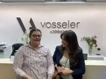 Las primeras palabras de Fàtima Ofkir, la joven amnistiada tras pasar 7 años en una cárcel de Omán: "Muchísimas gracias, ya estoy de vuelta en casa" Las primeras palabras de Fàtima Ofkir, la joven amnistiada tras pasar 7 años en una cárcel de Omán: "Muchísimas gracias, ya estoy de vuelta en casa"