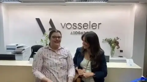 Las primeras palabras de Fàtima Ofkir, la joven amnistiada tras pasar 7 años en una cárcel de Omán: "Muchísimas gracias, ya estoy de vuelta en casa" Las primeras palabras de Fàtima Ofkir, la joven amnistiada tras pasar 7 años en una cárcel de Omán: "Muchísimas gracias, ya estoy de vuelta en casa"
