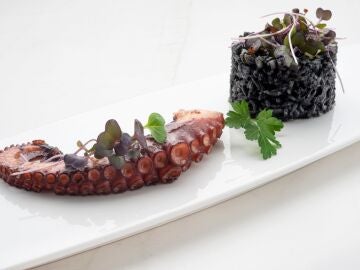 Pulpo a la plancha con arroz negro