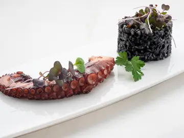 Pulpo a la plancha con arroz negro Pulpo a la plancha con arroz negro