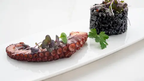 Pulpo a la plancha con arroz negro Pulpo a la plancha con arroz negro