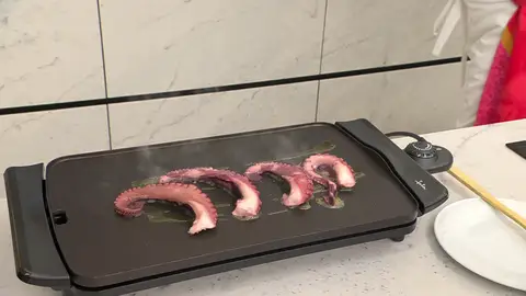 Calienta la plancha con 2 cucharadas de aceite Calienta la plancha con 2 cucharadas de aceite