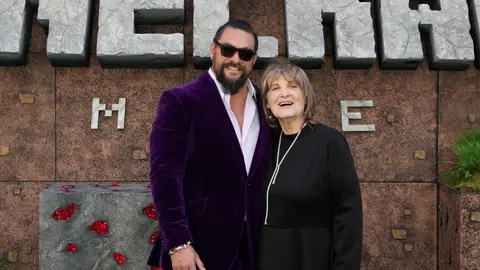 Jason Momoa con su madre, Coni Momoa, en la presentación de Minecraft Jason Momoa con su madre, Coni Momoa, en la presentación de Minecraft