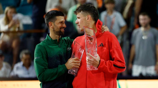 Djokovic abraza a Mensik tras la final en Miami