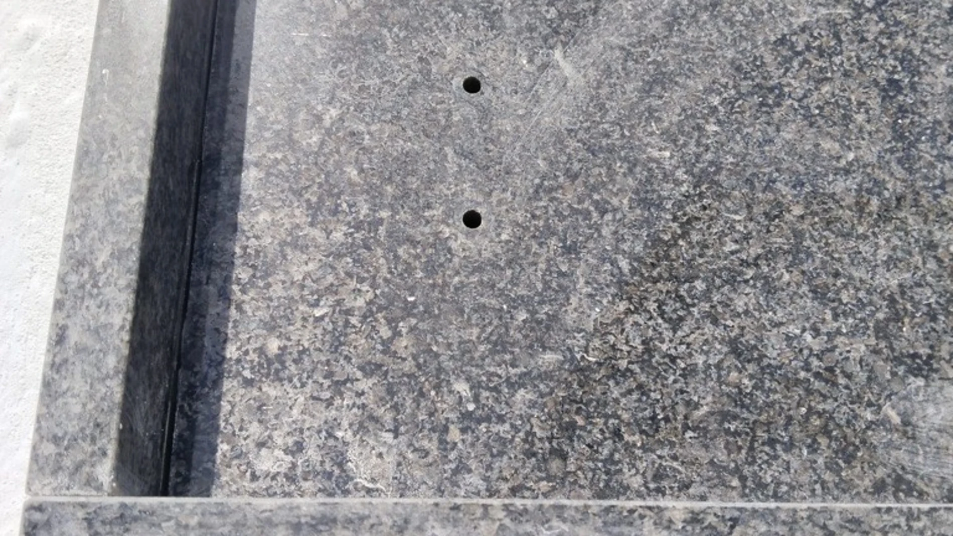 Dañan decenas de lápidas en el cementerio viejo de Isla Cristina en Huelva Dañan decenas de lápidas en el cementerio viejo de Isla Cristina en Huelva